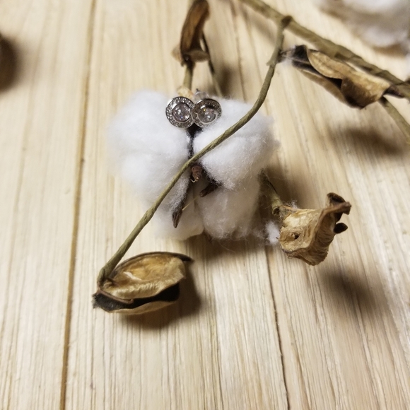 Gorgeous Dainty SILVER CZ stud earrings - Picture 6 of 7